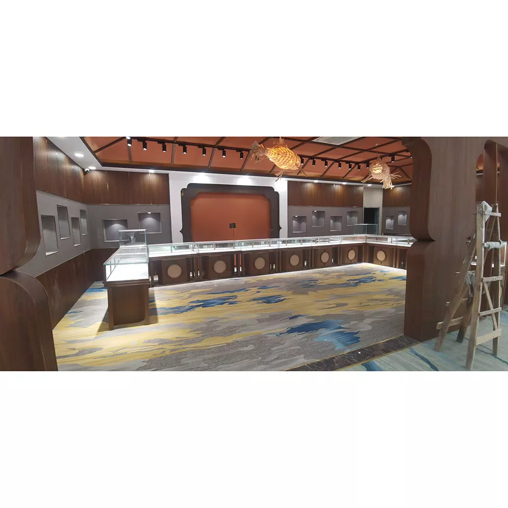 Schmuckausstellung mit Holz Wand montiert